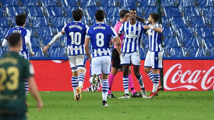 Real Sociedad SAN SEBASTIAN, SPAIN - OCTOBER 25: Alexander Isak of Real Sociedad celebrates with teammates after scoring his teams fourth goal during the La Liga Santander match between Real Sociedad and SD Huesca at Estadio Anoeta on October 25, 2020 in San Sebastian, Spain. Sporting stadiums around Spain remain under strict restrictions due to the Coronavirus Pandemic as Government social distancing laws prohibit fans inside venues resulting in games being played behind closed doors. (Photo by Juan Manuel Serrano Arce/Getty Images)