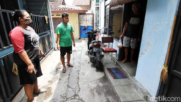 Relawan Sumbang Makanan untuk Warga Karantina Mandiri di Solo