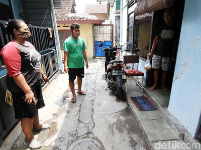 Relawan Sumbang Makanan untuk Warga Karantina Mandiri di Solo