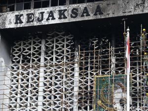 Jaksa Ungkap 5 Pekerja Sempat Merokok Sebelum Gedung Kejagung Kebakaran Jaksa Ungkap 5 Pekerja Sempat Merokok Sebelum Gedung Kejagung Kebakaran