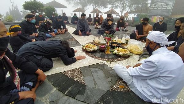 Suasana Ritual Peringatan 10 tahun Erupsi Merapi