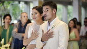 7 Foto Artis Indonesia yang Menikah dengan Idolanya, Beruntung Banget!