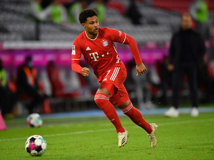 MUNICH, GERMANY - OCTOBER 04: Serge Gnabry of Bayern Muenchen plays the ball during the Bundesliga match between FC Bayern Muenchen and Hertha BSC at Allianz Arena on October 04, 2020 in Munich, Germany. (Photo by Sebastian Widmann/Getty Images)