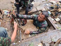 Aksi Heroik Serka Erik Nyemplung ke Gorong-gorong untuk Bersihkan Sampah