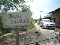 Jalan di Tasikmalaya Ambles Diguyur Hujan, Truk Terperosok