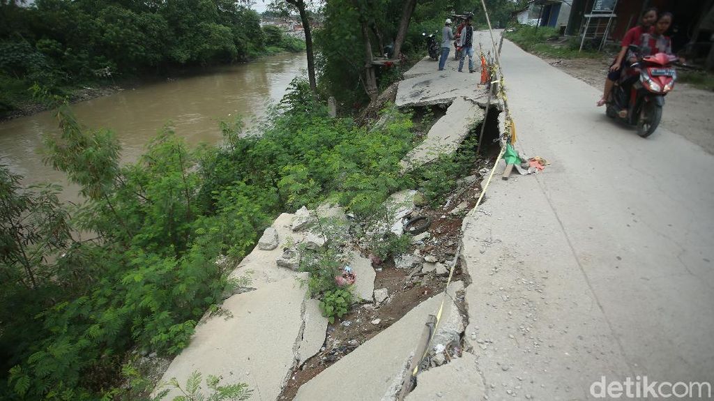 Jalan Amblas di Bekasi Ini Sudah Setahun Lebih Lho Dibiarkan Jalan Amblas di Bekasi Ini Sudah Setahun Lebih Lho Dibiarkan