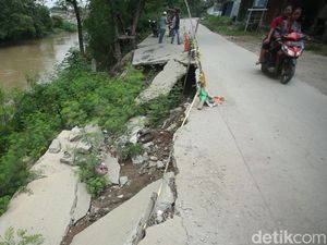 Jalan Amblas di Bekasi Ini Sudah Setahun Lebih Lho Dibiarkan