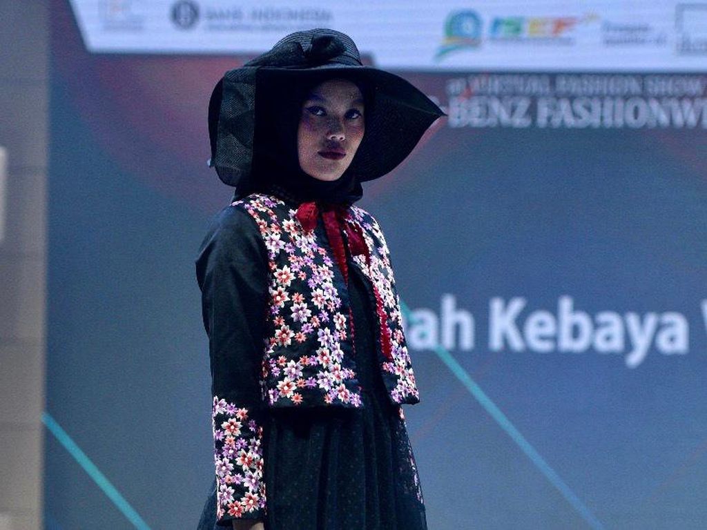 10 Koleksi Roemah Kebaya di Mercedes Fashion Week Rusia 2020 10 Koleksi Roemah Kebaya di Mercedes Fashion Week Rusia 2020