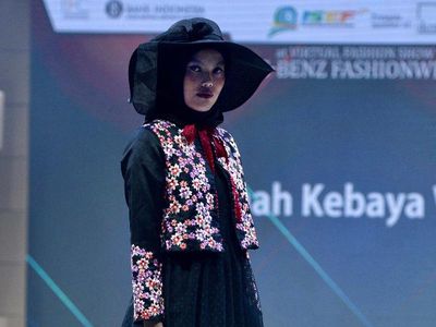 10 Koleksi Roemah Kebaya di Mercedes Fashion Week Rusia 2020