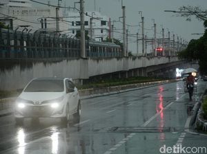 Salah Kaprah Penggunaan Lampu Hazard Saat Hujan