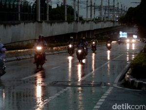 Siap-siap! Besok Jakarta Bakal Hujan Ringan Siang-Sore