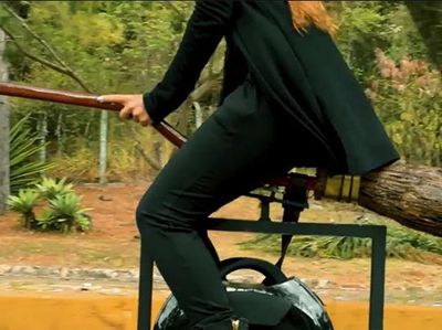 Unik, Skuter Listrik Ini Berbentuk Sapu Terbang ala Harry Potter