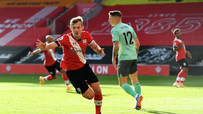 SOUTHAMPTON, ENGLAND - OCTOBER 25: James Ward-Prowse of Southampton celebrates after scoring his sides first goal during the Premier League match between Southampton and Everton at St Marys Stadium on October 25, 2020 in Southampton, England. Sporting stadiums around the UK remain under strict restrictions due to the Coronavirus Pandemic as Government social distancing laws prohibit fans inside venues resulting in games being played behind closed doors. (Photo by Andy Rain - Pool/Getty Images)