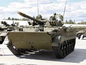 Duh, Sopir Tank Tempur Mabuk Tabrak Pagar Beton Bandara Sampai Hancur