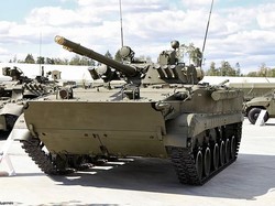 Duh, Sopir Tank Tempur Mabuk Tabrak Pagar Beton Bandara Sampai Hancur