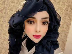 Hijabers Berwajah Barbie Ini Viral, Dagu Lancipnya Bikin Netizen Julid