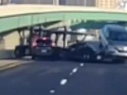 Ngeri! Tabrakan Beruntun, Mobil-Truk Sampai Jatuh dari Jalan Layang