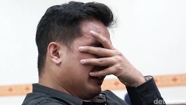 Tangis Bibi Ardiansyah di Persidangan Vanessa Angel