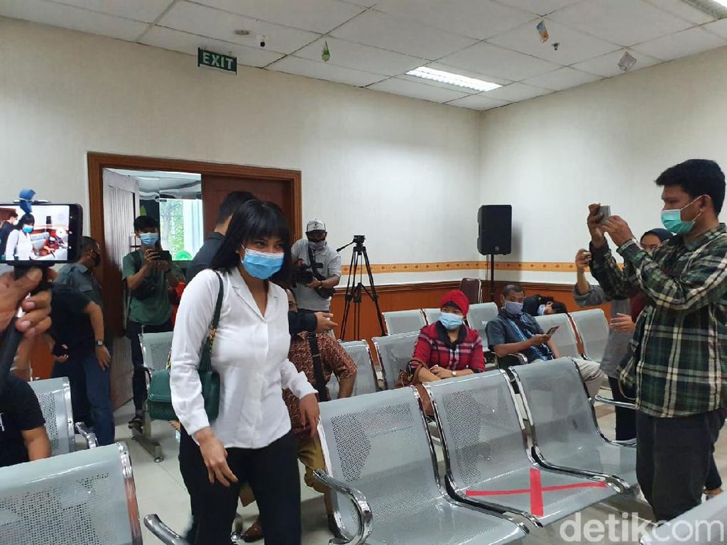 Bacakan Pleidoi, Vanessa Akui Salahi Prosedur Saat Beli Pil Xanax Bacakan Pleidoi, Vanessa Akui Salahi Prosedur Saat Beli Pil Xanax