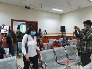 Vanessa Angel Pasrah Jelang Sidang Putusan Vanessa Angel Pasrah Jelang Sidang Putusan