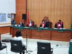 Vanessa Terisak Baca Pleidoi Kasus Pil Xanax, Minta Keringanan Hukuman