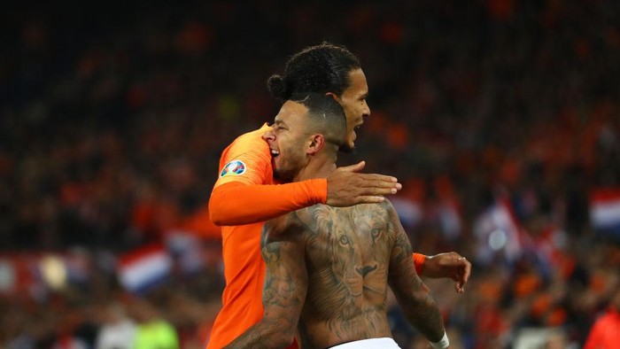 ROTTERDAM, NETHERLANDS - OCTOBER 10: Memphis Depay of the Netherlands celebrates after scoring his sides third goal with Virgil Van Dijk of the Netherlands  during the UEFA Euro 2020 qualifier between Netherlands and Northern Ireland at the De Kuip Stadium on October 10, 2019 in Rotterdam, Netherlands. (Photo by Dean Mouhtaropoulos/Getty Images)
