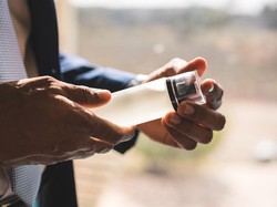 Pakai Parfum Beralkohol untuk Sholat, Bagaimana Hukumnya?