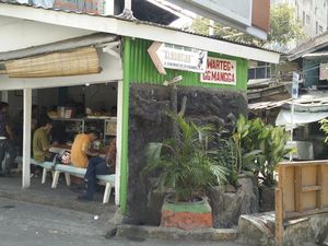 5 Tempat Makan dalam Gang Nyempil Ini Laris Manis