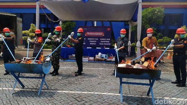 543 Sex Toys dan Ribuan Batang Rokok Ilegal Dimusnahkan