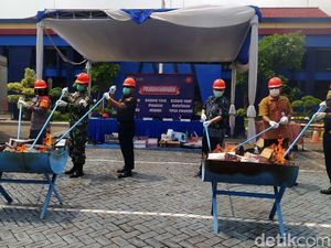 543 Sex Toys dan Ribuan Batang Rokok Ilegal Dimusnahkan