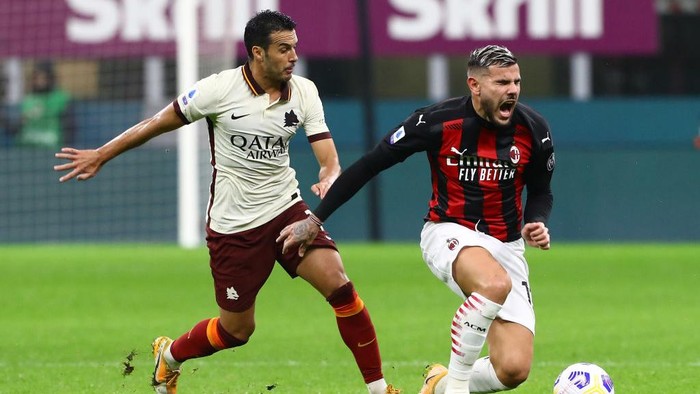 MILAN, ITALY - OCTOBER 26:  Theo Hernandez (R) of AC Milan competes for the ball with Pedro Rodriguez Ledesma (L) of AS Roma during the Serie A match between AC Milan and AS Roma at Stadio Giuseppe Meazza on October 26, 2020 in Milan, Italy.  (Photo by Marco Luzzani/Getty Images)