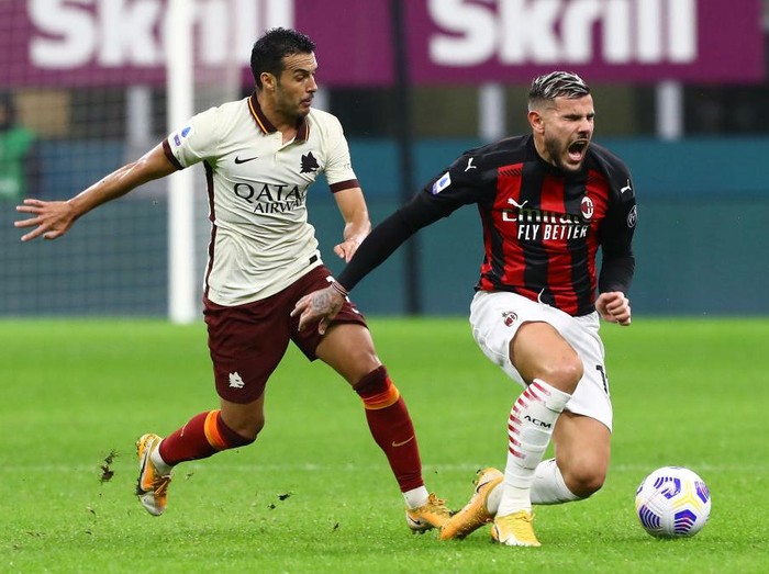 MILAN, ITALY - OCTOBER 26:  Theo Hernandez (R) of AC Milan competes for the ball with Pedro Rodriguez Ledesma (L) of AS Roma during the Serie A match between AC Milan and AS Roma at Stadio Giuseppe Meazza on October 26, 2020 in Milan, Italy.  (Photo by Marco Luzzani/Getty Images)