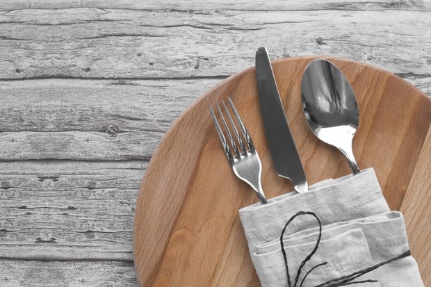 Selain untuk membersihkan tangan, hand sanitizer bisa kamu gunakan juga untuk membersihkan alat-alat makanmu agar lebih steril dan bersih dari bakteri.