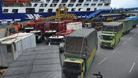 Penyeberangan di Pelabuhan Merak Mulai Ramai