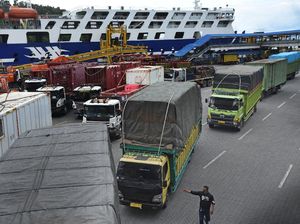 Detik-detik Penyelamatan Sopir Truk yang Terpeleset-Tercebur ke Laut