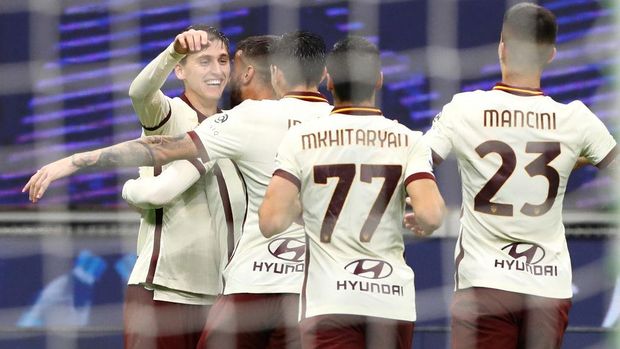 MILAN, ITALY - OCTOBER 26:  Marash Kumbulla (L) of AS Roma celebrates his goal with his team-mats during the Serie A match between AC Milan and AS Roma at Stadio Giuseppe Meazza on October 26, 2020 in Milan, Italy.  (Photo by Marco Luzzani/Getty Images)