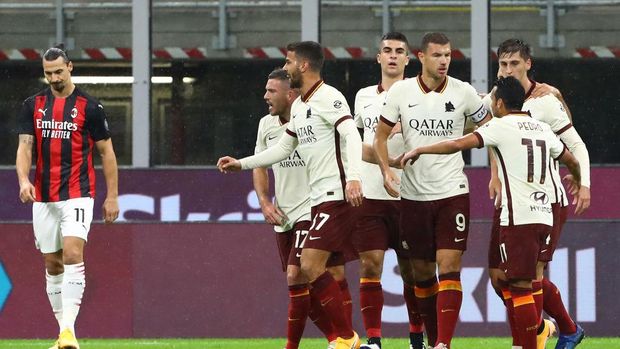 MILAN, ITALY - OCTOBER 26:  Edin Dzeko #9 of AS Roma celebrates his goal with his team-mates during the Serie A match between AC Milan and AS Roma at Stadio Giuseppe Meazza on October 26, 2020 in Milan, Italy.  (Photo by Marco Luzzani/Getty Images)