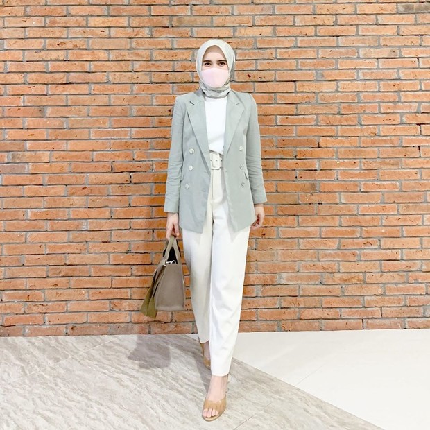 Blazer/instagram.com/analisa.widyaningrum Blazer dengan celana