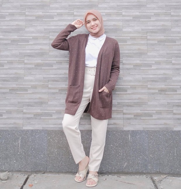 Blouse putih/instagram.com/analisa.widyaningrum Blouse putih dan cardigan