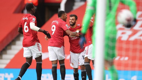 MANCHESTER, ENGLAND - OCTOBER 04: Bruno Fernandes of Manchester United celebrates with teammates after scoring his sides first goal  during the Premier League match between Manchester United and Tottenham Hotspur at Old Trafford on October 04, 2020 in Manchester, England. Sporting stadiums around the UK remain under strict restrictions due to the Coronavirus Pandemic as Government social distancing laws prohibit fans inside venues resulting in games being played behind closed doors. (Photo by Carl Recine - Pool/Getty Images)