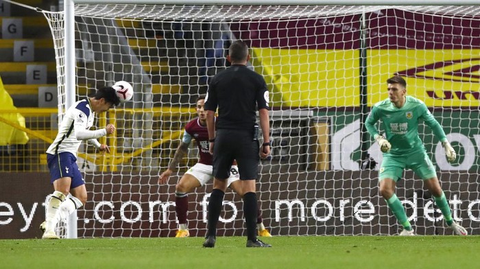 BURNLEY, ENGLAND - OCTOBER 26: Son Heung-Min of Tottenham Hotspur scores his teams first goal during the Premier League match between Burnley and Tottenham Hotspur at Turf Moor on October 26, 2020 in Burnley, England. Sporting stadiums around the UK remain under strict restrictions due to the Coronavirus Pandemic as Government social distancing laws prohibit fans inside venues resulting in games being played behind closed doors. (Photo by Jason Cairnduff - Pool/Getty Images)
