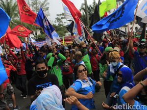 Aksi Tolak Upah Minimum 2021, Ribuan Buruh Jabar Joget di Depan Gedung Sate Aksi Tolak Upah Minimum 2021, Ribuan Buruh Jabar Joget di Depan Gedung Sate