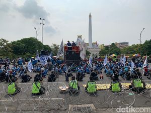 Pedemo Omnibus Law Mulai Padati Kantor Gubernur Jatim