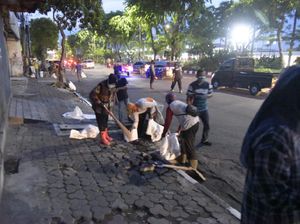 Risma Bersihkan Batu di Jalan-jalan Jelang Demo Omnibus Law