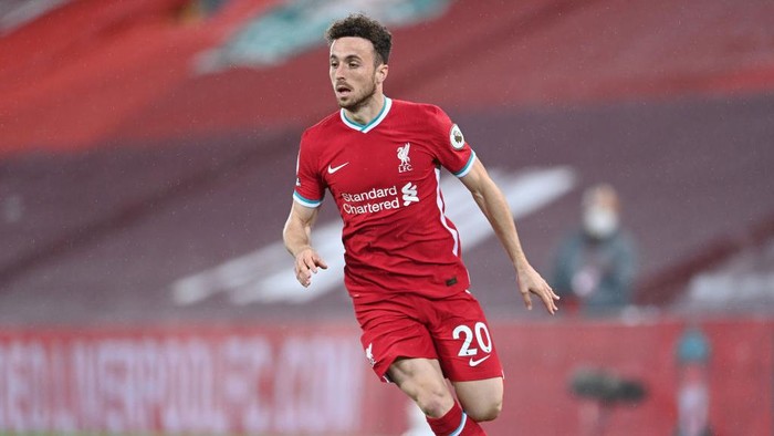 LIVERPOOL, ENGLAND - SEPTEMBER 28: Diogo Jota of Liverpool runs with the ball during the Premier League match between Liverpool and Arsenal at Anfield on September 28, 2020 in Liverpool, England. Sporting stadiums around the UK remain under strict restrictions due to the Coronavirus Pandemic as Government social distancing laws prohibit fans inside venues resulting in games being played behind closed doors. (Photo by Laurence Griffiths/Getty Images)