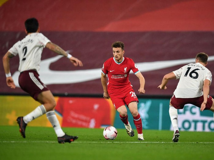 LIVERPOOL, ENGLAND - SEPTEMBER 28: Diogo Jota of Liverpool runs with the ball during the Premier League match between Liverpool and Arsenal at Anfield on September 28, 2020 in Liverpool, England. Sporting stadiums around the UK remain under strict restrictions due to the Coronavirus Pandemic as Government social distancing laws prohibit fans inside venues resulting in games being played behind closed doors. (Photo by Laurence Griffiths/Getty Images)