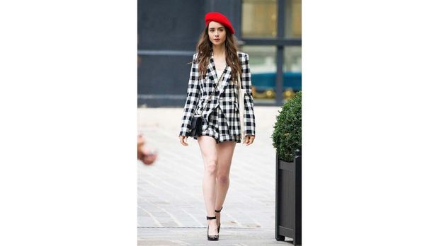 Adu Gaya Lily Collins Emily in Paris dan Nagita Slavina Naik Vespa Dior,  Mana yang Paling Keren? - Fashion