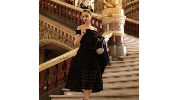 Adu Gaya Lily Collins Emily in Paris dan Nagita Slavina Naik Vespa Dior,  Mana yang Paling Keren? - Fashion