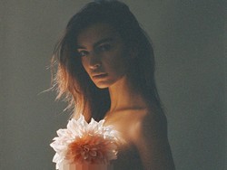 Emily Ratajkowski Rayakan 5 Bulan Hamil dengan Selfie Telanjang