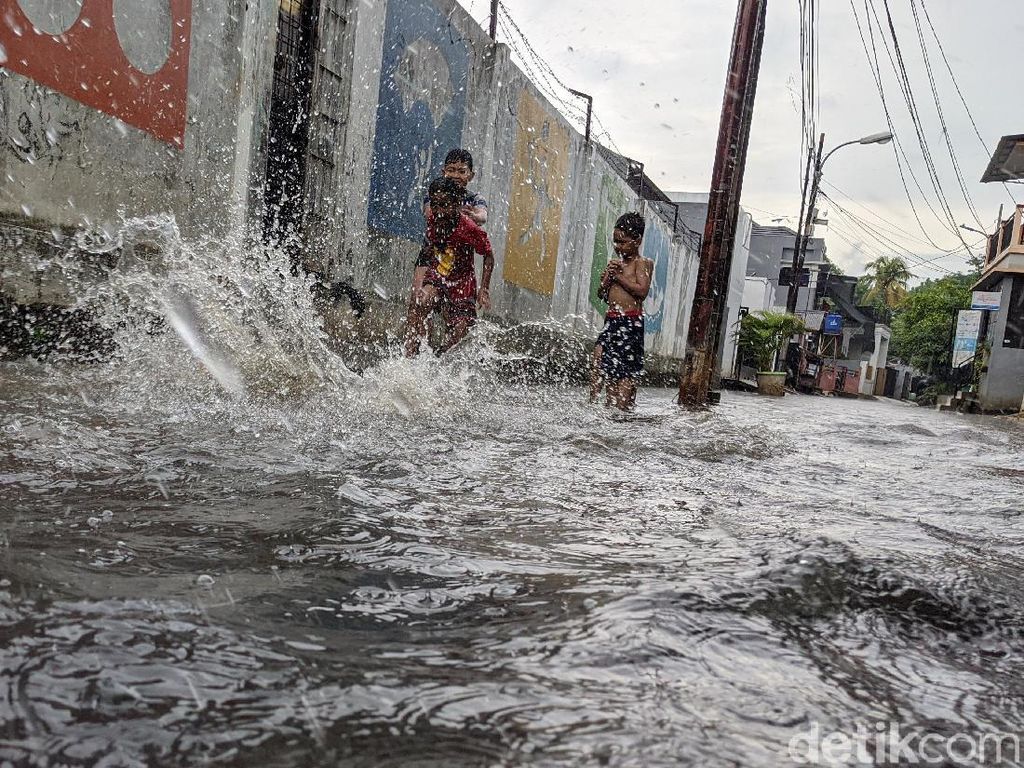 Sungai Ciliwung Meluap Akibat Hujan, 34 RT di Jakarta Tergenang